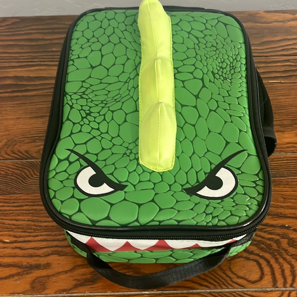 Dinosaur kids lunchbox preowned good condition